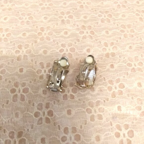 Vintage Silver Tone Earrings Non-Pierced Clip Earrings Timeless VTG Jewelry - Picture 6 of 8